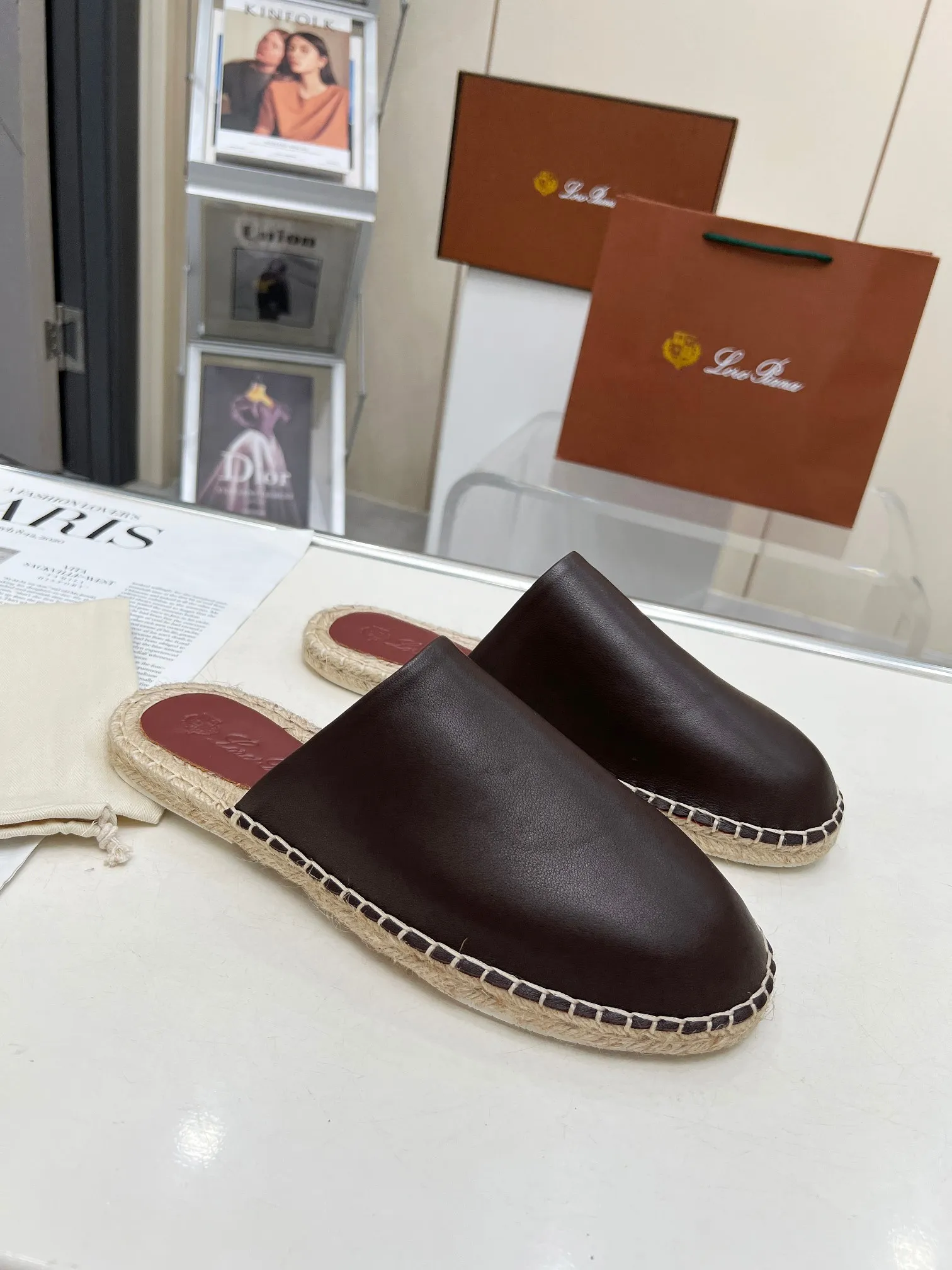 Men's men's shoes 💰520 🧚‍♂️.Loro Piana*👉Top genuine high-end fisherman's shoes and half-drag style👉Buy the original 1:1 copy💯💯💯 Founded the existing Loro Piana company on April 24, 1924. It is now the sixth generation of family business, providing high-quality products to customers who are discerning about taste and quality. ❤️Imported calfskin fabric. The lining is made of A-grade sweat-absorbent and breathable lining. 💯💯💯 Purely handmade. 💯Authentic packaging. Original one-to-one molded outsole. The favorite sandals of Middle Eastern tycoons. Code number: 39-46.
